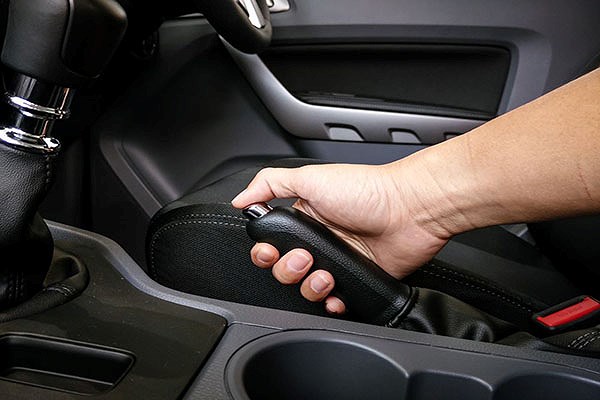 Kinh nghiệm giúp phụ nữ lái xe ô tô an toàn hơn Kinh nghiệm giúp phụ nữ lái xe ô tô an toàn hơn
